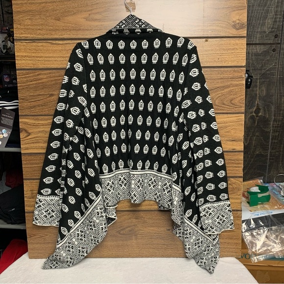 Jeans by Buffalo open front Black and White Patterned Women's Sweater size small - Picture 6 of 8